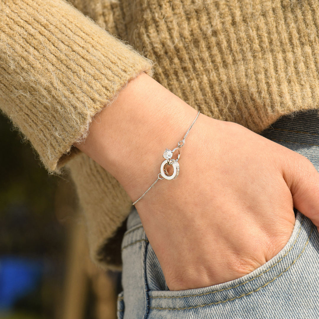 An meine Frau: Ich bin ein Teil von dir – Ineinandergreifendes Diamantarmband