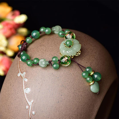 Natürliches grünes Jade-Glücksarmband mit baumelnder Blume