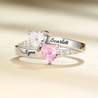 Personalisierter Verlobungsring mit Doppelherz-Gravur und Geburtsstein, inklusive Ringbox mit Rose 