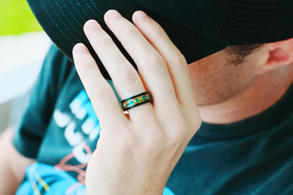 Conjunto de anillos para parejas con ágata de musgo verde y ópalo de fuego y hoja de oro: alianza para él y para ella