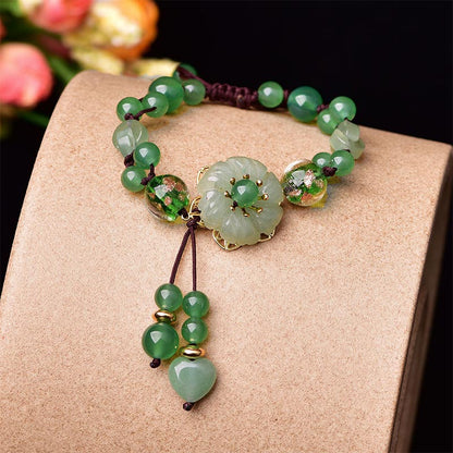 Natürliches grünes Jade-Glücksarmband mit baumelnder Blume