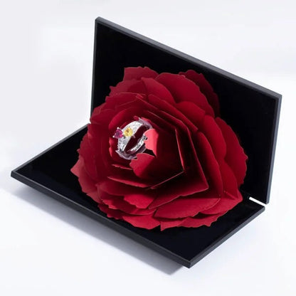 Personalisierter Verlobungsring mit Doppelherz-Gravur und Geburtsstein, inklusive Ringbox mit Rose 