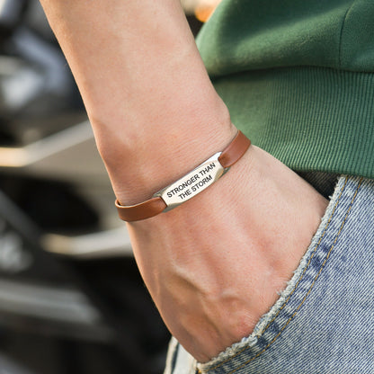 A mi nieta pulsera de cuero "Más fuerte que la tormenta"