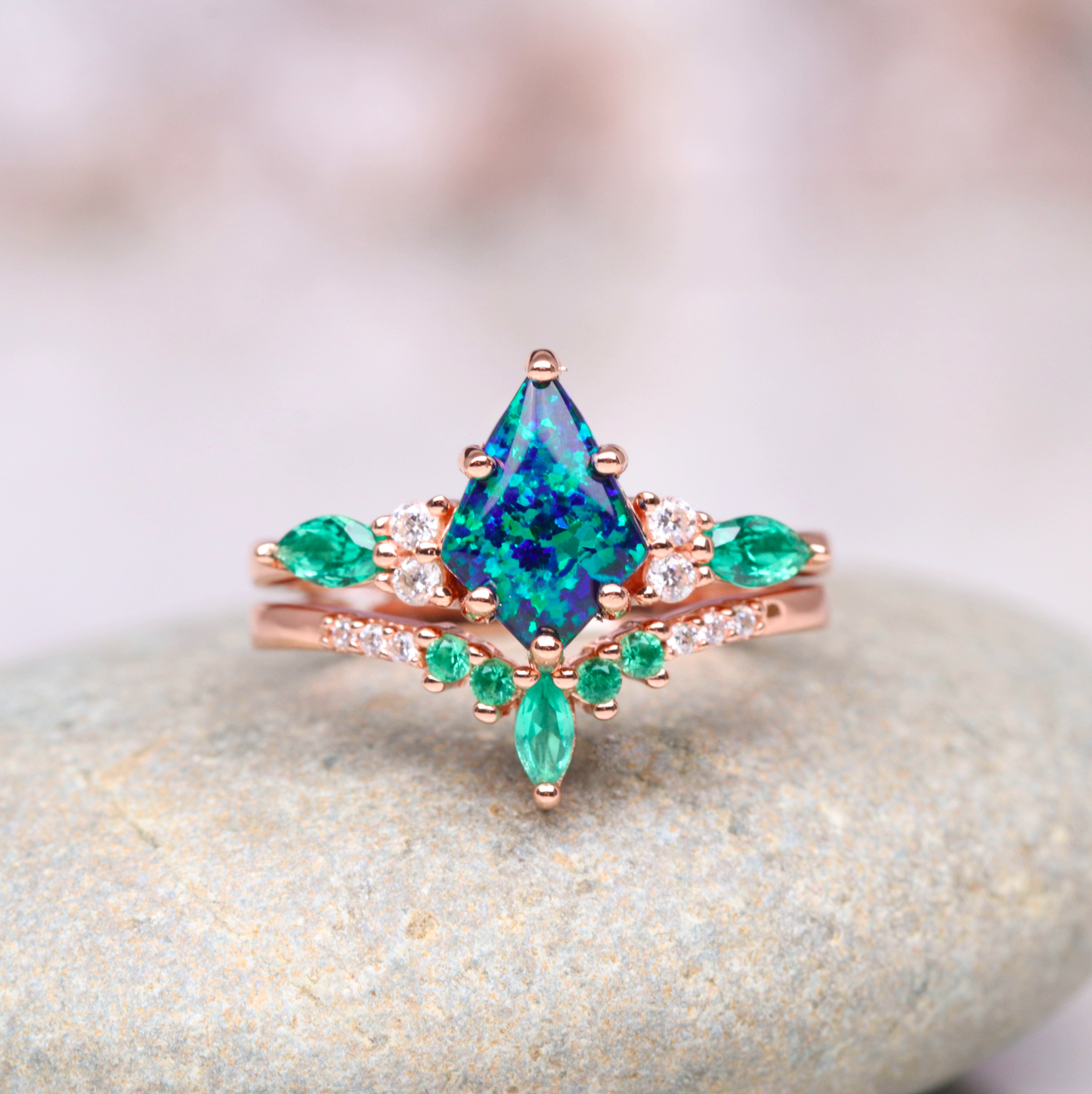 Skye Peacock Opal Juego de anillos para parejas: alianza de boda a juego para él y para ella Peacock Teal Rose Gold Vermeil &amp; Tungsteno