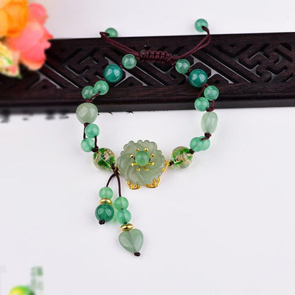 Natürliches grünes Jade-Glücksarmband mit baumelnder Blume