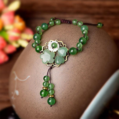 Natürliches grünes Jade-Glücksarmband mit baumelnder Blume