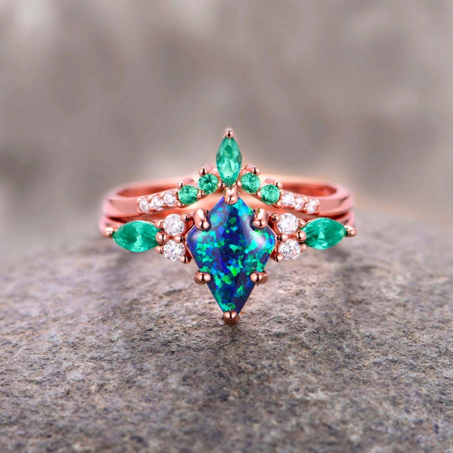 Skye Peacock Opal Juego de anillos para parejas: alianza de boda a juego para él y para ella Peacock Teal Rose Gold Vermeil &amp; Tungsteno