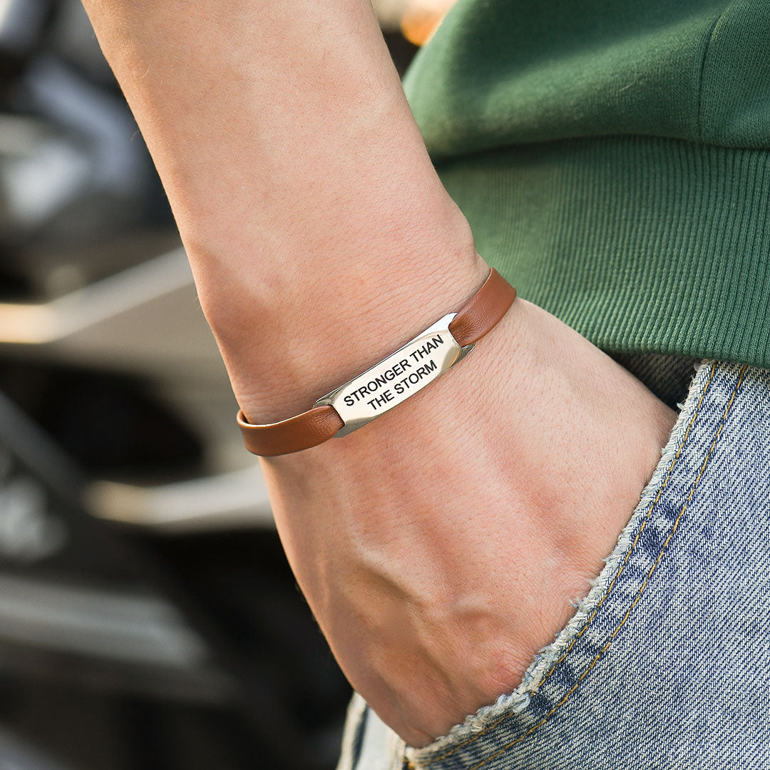 A mi nieta pulsera de cuero "Más fuerte que la tormenta"